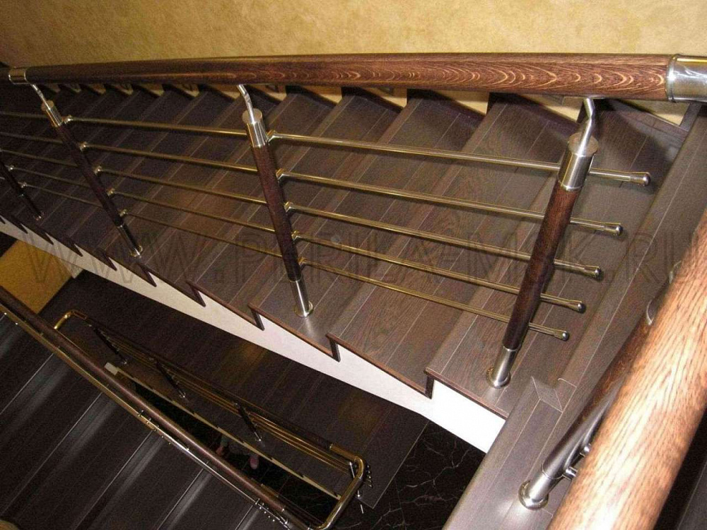 Перила для лестницы с ригелями и комбинированными стойками