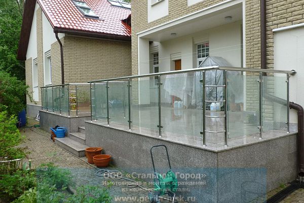 Ограждения для балкона со стеклом на стойках