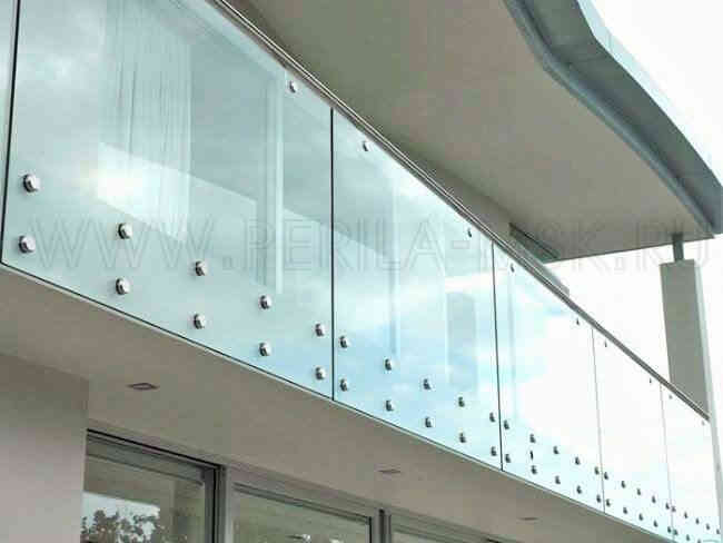 Стеклянное ограждение на точечных стеклодержателях для террасы