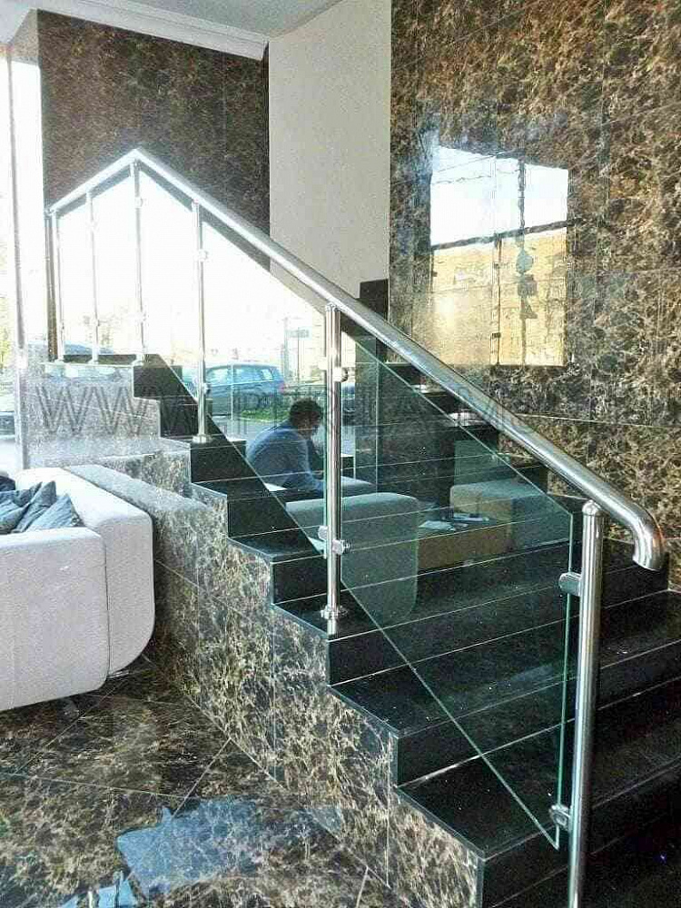 Для лестниц нержавеющие со стеклянным заполнением на стойках