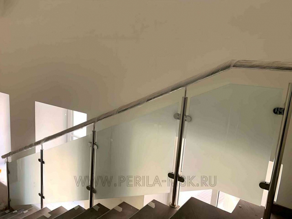 Перила для лестницы с матовым стеклом