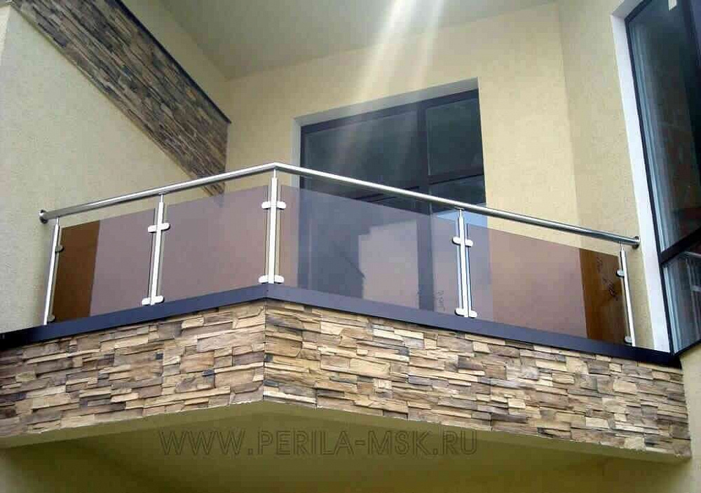 Перила со стеклом на стойках для балконов и террас