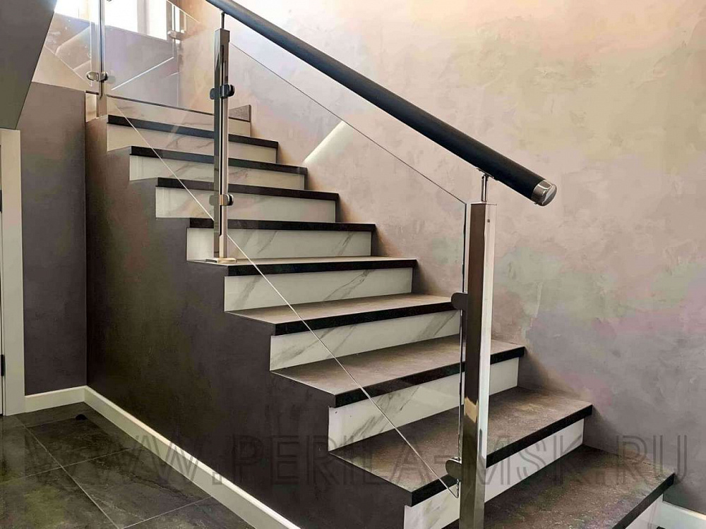 Перила для лестницы с квадратными стойками и стеклом