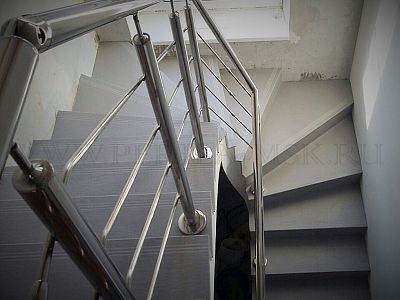 Перила для лестниц с забежными ступенями