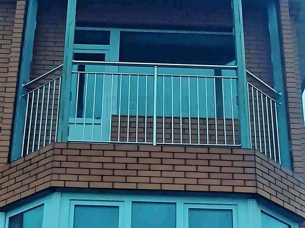 Перила с вертикальным заполнением для балконов