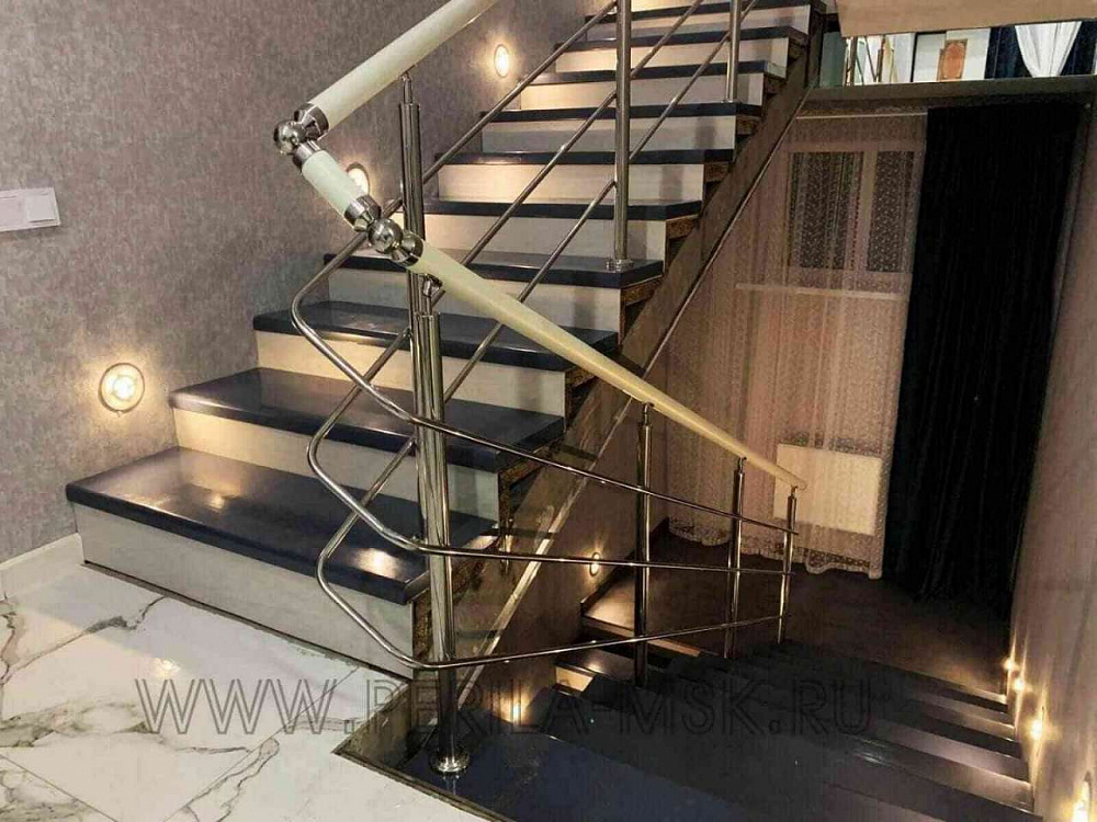 Перила для лестницы с поручнем ПВХ светлых тонов