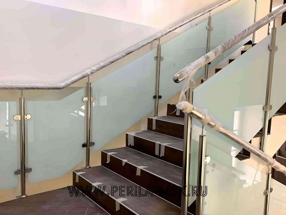 Перила для лестницы с матовым стеклом