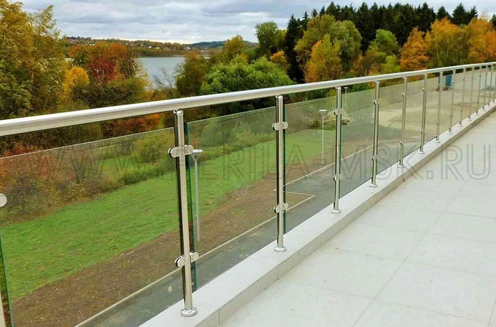 Перила со стеклом на стойках для балконов и террас